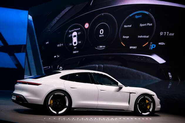 10.09.2019, xkvx, Wirtschaft Automobil, IAA 2019 - Internationale Automobil Ausstellung emwirt, empoli, v.l. Porsche Taycan Turbo S Auto Elektroauto E-Auto Armaturenbrett Cockpit Frankfurt am Main *** 10 09 2019, xkvx, Economy Automotive, IAA 2019 International Motor Show emwirt, empoli, v l Porsche Taycan Turbo S Auto Electric Car E Auto Dashboard Cockpit Frankfurt am Main