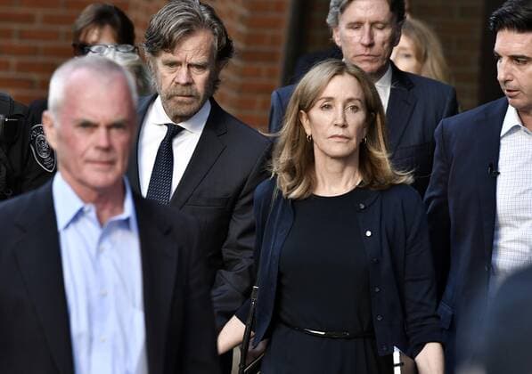 Bilder des Jahres 2019, Entertainment 09 September Entertainment Themen der Woche KW37 Entertainment Bilder des Tages Actress Felicity Huffman, center right, leaves her sentencing with her husband William H. Macy, center left, at the John Joseph Moakley United States Courthouse in Boston on Thursday, September 13, 2019. Huffman was sentenced to 14 days for her part in a sweeping college admissions bribery case.  BOS20190913109r JOSHUAxREYNOLDS