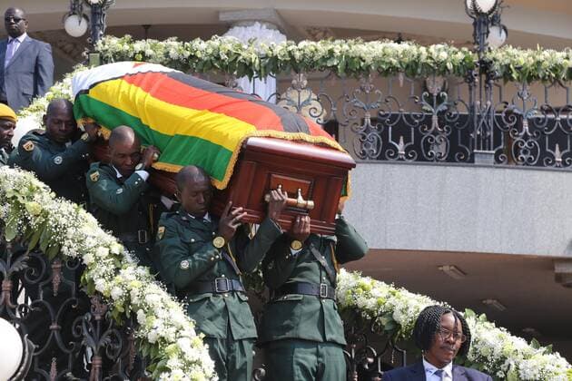 Bilder des Jahres 2019, News 09 September News Themen der Woche KW37 (190913) -- HARARE, Sept. 13, 2019 (Xinhua) -- The casket of the late former Zimbabwean President Robert Mugabe is taken out of his residence in Harare, Zimbabwe, on Sept. 13, 2019. Thousands of Zimbabweans thronged Rufaro Stadium in Harare on Friday for the continuation of the body viewing of the late former President of Zimbabwe Robert Mugabe, who died in Singapore last week at the age of 95. (Photo by Chen Yaqin Xinhua) ZIMBABWE-HARARE-LATE MUGABE-FUNERAL 