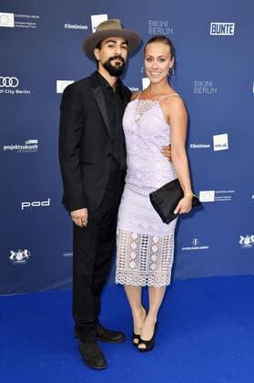 Sina Tkotsch mit Begleitung bei der Verleihung des Deutschen Schauspielpreises 2019 im Zoo Palast. Berlin, 13.09.2019