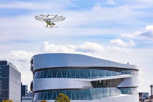 Bilder des Jahres 2019, News 09 September News Themen der Woche KW37 News Bilder des Tages DEU, Deutschland, Baden-Württemberg, Stuttgart, 14.09.2019: Flugtaxi fliegt am Mercedes Museum in Stuttgart. Nach Angaben der Daimler AG handelt es sich um den ersten Velocopter-Flug über einer europäischen Großstadt. Der vollelektrische Volocopter flog dabei ohne Passagiere. Entwickelt werden die Volocopter von dem gleichnamigen Start-Up-Unternehmen in Bruchsal, an dem seit 2017 auch Daimler beteiligt ist. *** DEU, Germany, Baden Württemberg, Stuttgart, 14 09 2019 Air taxi flies at the Mercedes Museum in Stuttgart According to Daimler AG, this is the first velocopter flight over a major European city The fully electric volocopter flew without passengers The volocopters were developed by the eponymous start-up company in Bruchsal, in which Daimler has been a shareholder since 2017