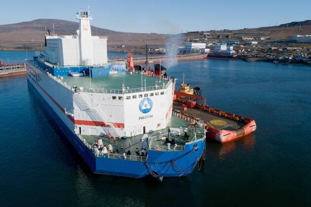 IMAGO Nature: Unsere Erde, Energiequellen, Kernenergie CHUKOTKA AUTONOMOUS AREA, RUSSIA - SEPTEMBER 14, 2019: The Akademik Lomonosov floating nuclear power unit moored at the port of Pevek in Chukotka Autonomous Area in the Russian Far East. Akademik Lomonosov is the world s first floating nuclear power plant; after being put into operation, it is to replace a coal-burning power plant and another nuclear plant; Akademik Lomonosov is to be the northernmost nuclear power plant in Russia and in the world. Alexander Ryumin TASS  TS0BAD0D