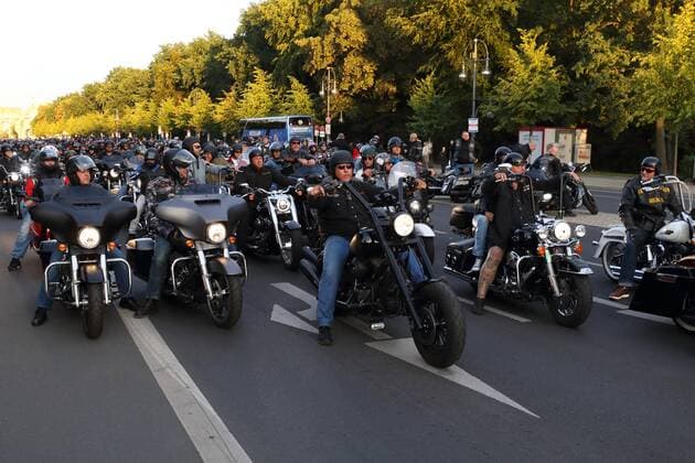 Hells Angels Motorrad-Korso durch Berlin - GER, Germany, Deutschland, Berlin, 14.09.2019 - Der Rockerclub Hells Angels Berlin organisiert einen Motorradkorso unter dem Motto Freedom is our Religion durch die Innenstadt gegen das erlassene Verbot, Abzeichen, Symbole und Kutten zu tragen. - Frank Hanebuth in der Bildmitte auf seinem Motorrad (Er war Präsident des mittlerweile aufgelösten Hells-Angels-Charters von Hannover). - Rechts im Bild mit tätowierten Beinen: Andre Sommer, Präsident der Hells Angels MC Nomads Berlin. - Ausgangspunkt der Demonstrationstour war das Vereinsheim der Hells Angels in Biesdorf im östlichen Teil der Stadt. Von hier aus führte die Wegstrecke zum Brandenburger Tor. wo eine Kundgebung mit zahlreichen Rednern stattfand. Neben den Hells Angels nahmen auch andere Motorrad-Clubs und Unterstützer der Sze