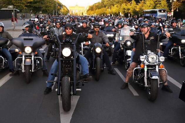 Hells Angels Motorrad-Korso durch Berlin - GER, Germany, Deutschland, Berlin, 14.09.2019 - Der Rockerclub Hells Angels Berlin organisiert einen Motorradkorso unter dem Motto Freedom is our Religion durch die Innenstadt gegen das erlassene Verbot, Abzeichen, Symbole und Kutten zu tragen. - Frank Hanebuth in der Bildmitte auf seinem Motorrad (Er war Präsident des mittlerweile aufgelösten Hells-Angels-Charters von Hannover). - Rechts im Bild mit tätowierten Beinen: Andre Sommer, Präsident der Hells Angels MC Nomads Berlin. - Ausgangspunkt der Demonstrationstour war das Vereinsheim der Hells Angels in Biesdorf im östlichen Teil der Stadt. Von hier aus führte die Wegstrecke zum Brandenburger Tor. wo eine Kundgebung mit zahlreichen Rednern stattfand. Neben den Hells Angels nahmen auch andere Motorrad-Clubs und Unterstützer der Sze