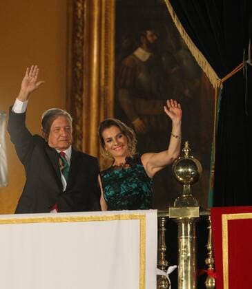 President of Mexico, Andrés Manuel López Obrador, greets with his wife Beatriz Gutierrez Müller during the commemoration of the 20th anniversary of the Grito de Independencia, from the central balcony of the National Palace in Mexico City, Mexico, 15 September 2019. With musical festivals and typical food stalls, thousands of Mexicans fill the country s squares to commemorate the Independence Festivities. Mexican President Andrés Manuel López Obrador commemorates the traditional Grito de Independencia !ACHTUNG: NUR REDAKTIONELLE NUTZUNG!  Copyright: xMarioxGuzmánx AME8103 20190916-637042147002396156