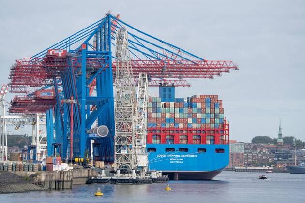 Stadtansicht - Containerschiff Cosco Shipping Capricorn am Containerterminal Tollerort - HHLA Hamburger Hafen und Logistik AG Tollerort CTT Blick von Süd nach Nord - Container Weltwirtschaft Welthandel Containerbrücke Containerkran Kräne Elbe Hamburg Hamburger Hafen Handel Handelskrieg;Stadtansicht -, *** City View Container Ship Cosco Shipping Capricorn at Container Terminal Tollerort HHLA Hamburger Hafen und Logistik AG Tollerort CTT View from South to North Container World Economy World Trade Container Bridge Container Crane Cranes Elbe Hamburg Hamburger Hafen Handel Handelskrieg City View ,