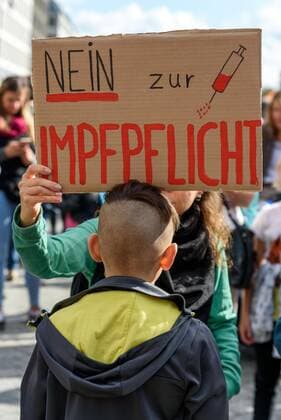 Hunderte Impfgegner demonstrieren in Berlin gegen Pläne des Bundesgesundheitsministers Spahn für eine Impfpflicht. Unter dem Motto Impfen muss freiwillig bleiben demonstrieren besorgte Eltern zusammen mit Verschwörungstheoretikern und Rechtsextremisten. Auch einige Ärzte haben sich dem Protest gegen das geplante Gesetz angeschlossen. snapshot-photography F.Boillot