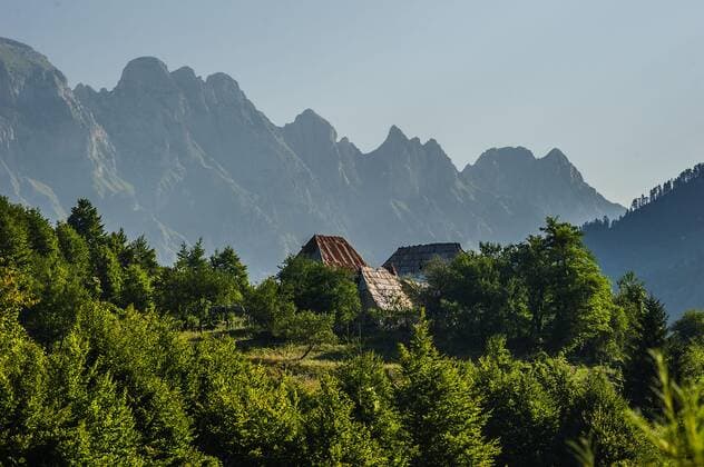 Alte Steinhäuser stehen vereinzelt in Rrogam, Valbona (ValbonÃ«), KukÃ«s, Albanien. Mit dem Campingbus unterwegs in Albanien *** Old stone houses stand isolated in Rrogam, Valbona ValbonÃ , KukÃ s, Albania With the camping bus on the way in Albania
