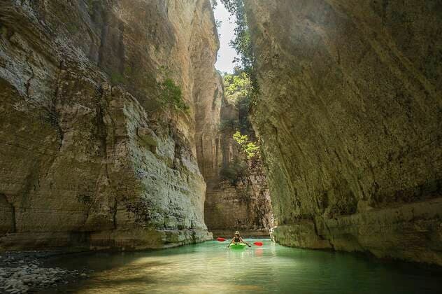 Creative Highlights Symbolfotos Ein Mädchen paddelt mit ihrem Kajak durch die Osum Schlucht, Ã‡orovoda, Berat, Albanien. Mit dem Campingbus unterwegs in Albanien *** A girl paddles with her kayak through the Osum Gorge, Ã‡orovoda, Berat, Albania Travelling in Albania with a camping bus