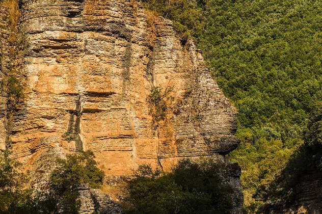 Felsige Landschaft in der Osum Schlucht, Ã‡orovoda, Berat, Albanien. Mit dem Campingbus unterwegs in Albanien *** Rocky landscape in the Osum Gorge, Ã‡orovoda, Berat, Albania Travelling in Albania with the camping bus