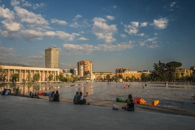 Blick über den Skanderbeg-Platz (Sheshi SkÃ«nderbej), wo sich am Abend viele Menschen aufhalten. Tirana (TiranÃ«), Albanien. Mit dem Campingbus unterwegs in Albanien *** View over the Skanderbeg Platz Sheshi SkÃ nderbej , where many people stay in the evening Tirana TiranÃ , Albania With the camping bus on the way in Albania