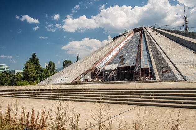 Im Zentrum der Hauptstadt steht die Pyramide von Tirana, welches ursprünglich als Enver Hoxha Museum gebaut wurde. Tirana (TiranÃ«), Albanien. Mit dem Campingbus unterwegs in Albanien *** In the centre of the capital stands the pyramid of Tirana, which was originally built as Enver Hoxha Museum Tirana TiranÃ , Albania Travelling in Albania by camper van