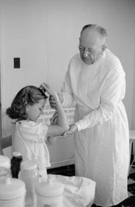 Doctor Examines Young Girl s Fractured Arm, Farm Security Administration (FSA) Camp Clinic, Weslaco, Texas, USA, Arthur Rothstein for Farm Security Administration, February 1942 Editorial Use Only  Copyright: CircaxImages ghi-circa01621