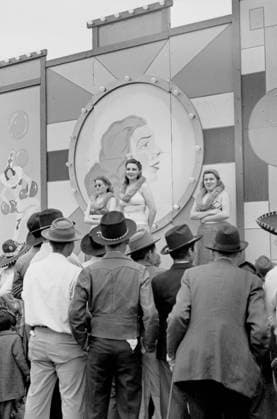 Crowd Watching Girlie Show at Carnival, Brownsville, Texas, USA, Arthur Rothstein for Farm Security Administration (FSA), February 1942 Editorial Use Only  Copyright: CircaxImages ghi-circa01736