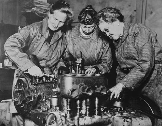 Three Women Repairing Car Engine during World War I, Los Angeles, California, USA, Bain News Service, circa 1918  Copyright: CircaxImages ghi-circa02494