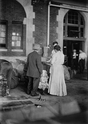 Immigrant Family Arriving at Ellis Island, New York City, New York, USA, Bain News Service, March 1917  Copyright: CircaxImages ghi-circa02872