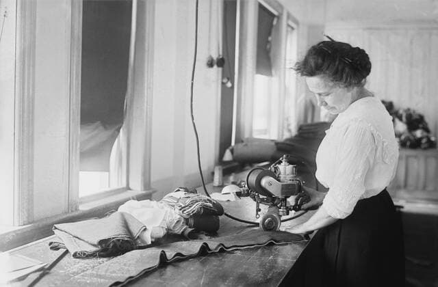 Woman Cutting Flag Stripes for American Flags, Brooklyn Navy Yard, Brooklyn, New York, USA, Bain News Service, July 1917  Copyright: CircaxImages ghi-circa02886