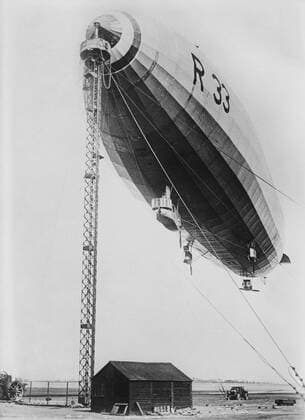 R 33 Airship at Mooring Mast, Bain News Service, 1921  Copyright: CircaxImages ghi-circa02983