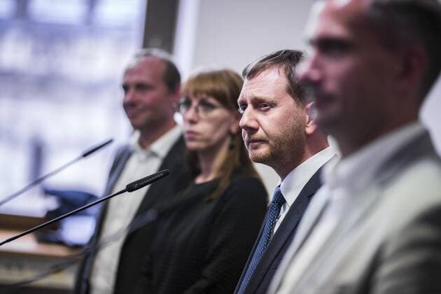 (L-R) Wolfram Guenther, Spitzenkandidat der Gruenen zur Landtagswahl in Sachsen, Katja Meier, Spitzenkandidatin der Gruenen zur Landtagswahl in Sachsen, Michael Kretschmer, Ministerpraesident von Sachsen, und Martin Dulig, Spitzenkandidat der SPD zur Landtagswahl in Sachsen, aufgenommen im Rahmen einer Pressekonferenz nach den ersten Sondierungsgespraechen zwischen CDU, SPD und Buendnis 90 Die Gruenen zwei Wochen nach der Landtagswahl in Sachsen. Dresden, 16.09.2019. Dresden Deutschland *** L R Wolfram Guenther, leading Green candidate for the state elections in Saxony, Katja Meier, leading Green candidate for the state elections in Saxony, Michael Kretschmer, State Premier of Saxony, and Martin Dulig, leading SPD candidate for the state elections in Saxony, taken at a press conference after the first exploratory talks between CDU, SPD, Copyright: xFlorianxGaertner photothek.netx