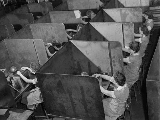 Group of Female Factory Workers Testing Twist Drills at Drill and Tool Plant that Manufactures Drills for use in all War Production Industries, Republic Drill and Tool Company, Chicago, Illinois, USA, Ann Rosener, Office of War Information, August 1942 Editorial Use Only  Copyright: CircaxImages ghi-circa04494