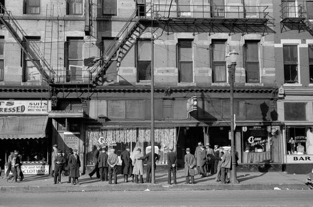 Group of Unemployed Men Hanging out on Lower Douglas Street, Omaha, Nebraska, USA, John Vachon for Farm Security Administration, November 1938 Editorial Use Only  Copyright: CircaxImages ghi-circa04625