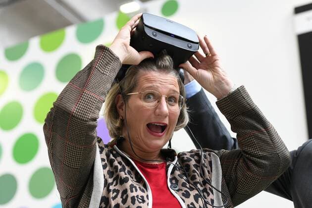 IAA 2019, Anke Rehlinger 16.09.2019 Frankfurt x1x Internationale Automobilausstellung 2019. Im Bild: Anke Rehlinger (Saarländische Ministerin für Wirtschaft, Arbeit, Energie und Verkehr und stellvertretende Ministerpräsidentin und SPD-Vorsitzende im Saarland) besucht den Stand des Saarlandes, zieht eine Virtual Reality Brille ab. Frankfurt Frankfurt Hessen Germany *** IAA 2019, Anke Rehlinger 16 09 2019 Frankfurt x1x International Motor Show 2019 In the picture Anke Rehlinger Saarland Minister for Economic Affairs, Labour, Energy and Transport and Deputy Prime Minister and SPD Chairwoman in Saarland visits the Saarland stand, pulls virtual reality glasses from Frankfurt Frankfurt Hessen Germany