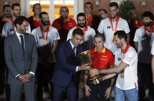 News Bilder des Tages Spain s Prime Minister Pedro Sanchez (2-L) meets Spain s National Basketball head coach, Italian Sergio Scariolo (L), and President of the Spanish Basketball Federation, Jorge Garbajosa (L), during an audience with Spain s National Basketball Team after winning the FIBA basketball World Cup at Moncloa Palace in Madrid, Spain, 16 September 2019. Spain won Argentina in the final game of FIBA Basketball World Cup in Beijing, China on 15 September 2019. Spain s Prime Minister Pedro Sanchez meets the FIBA basketball World Cup champions !ACHTUNG: NUR REDAKTIONELLE NUTZUNG!  Copyright: xEmilioxNaranjox GRAF3629 20190916-637042655390172759