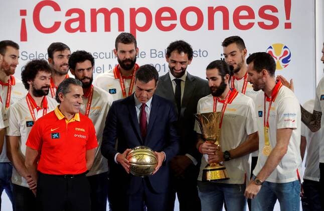 Spain s acting Prime Minister Pedro Sanchez (C) meets Spain s National Basketball Team after winning the FIBA basketball World Cup at Moncloa Palace in Madrid, Spain, 16 September 2019. Spain won Argentina in the final game of FIBA Basketball World Cup in Beijing, China on 15 September 2019. Spain s Prime Minister Pedro Sanchez meets the FIBA basketball World Cup champions !ACHTUNG: NUR REDAKTIONELLE NUTZUNG!  Copyright: xEmilioxNaranjox GRAF3649 20190916-637042668413470930