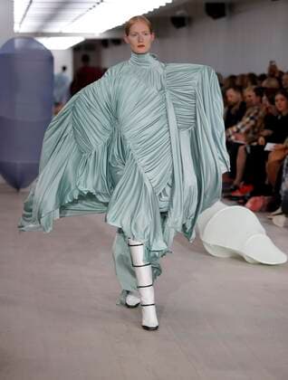 (190916) -- LONDON, Sept. 16, 2019 -- A model presents a creation of Richard Malone during the London Fashion Week in London, Britain, on Sept. 16, 2019. ) BRITAIN-LONDON-FASHION WEEK-RICHARD MALONE HanxYan 