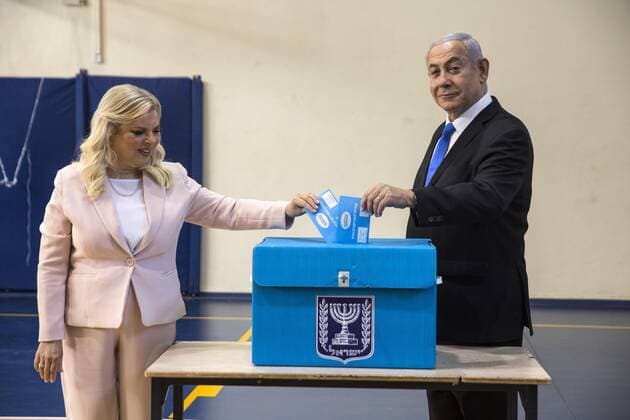 Bilder des Jahres 2019, News 09 September News Bilder des Tages Israeli Prime Minister Benjamin and his wife Sarah casts their votes at a voting station in Jerusalem on Tuesday, September 17, 2019 . Israelis return to polls when a governing coalition could not be formed in the election five months ago. Pool  JERX20190917102 HeidixLevine
