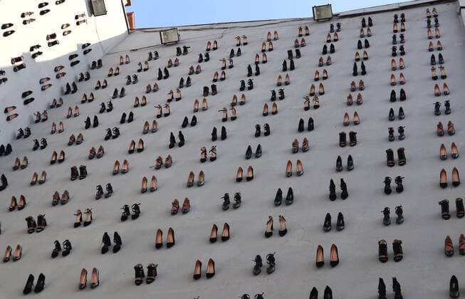 Bilder des Jahres 2019, News 09 September News Bilder des Tages (190917) -- ISTANBUL, Sept. 17, 2019 -- High heels are installed on a facade of a building in downtown Istanbul, Turkey, Sept. 17, 2019. A total of 440 pairs of high-heel black shoes were installed recently on a facade of a building in downtown Istanbul to draw attention to the equal number of women murders in Turkey last year and raise awareness against increasing male violence in the country. ) TURKEY-ISTANBUL-HIGH HEELS INSTALLATION-AWARENESS AGAINST MALE VIOLENCE XuxSuhui 