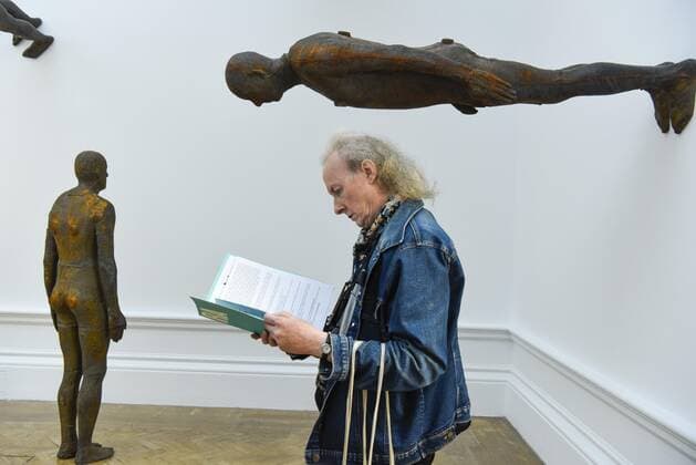 Bilder des Jahres 2019, Entertainment 09 September Entertainment Themen der Woche KW38 Entertainment Bilder des Tages September 17, 2019, London, UK: A visitor next to Lost Horizon I , 2008, by Antony Gormley, which comprises 24 cast iron body forms. Preview of a new exhibition by Antony Gormley at the Royal Academy of Arts. The show brings together existing and specially conceived new works from drawing to sculptures to experimental environments to be displayed in all 13 rooms of the RA s Main Galleries 21 September to 3 December 2019. London UK  - ZUMAl94_ 20190917_zaf_l94_029 Copyright: xStephenxChungx
