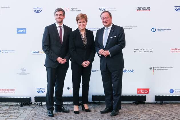 Mike Schubert, Oberbürgermeister von Potsdam, Nicola Sturgeon, die Erste Ministerin Schottlands und Armin Laschet, Ministerpräsident des Landes Nordrhein-Westfalen bei der Ankunft der Verleihung des M100 Media Award From Pipedream to Reality Democracy and the European Public Sphere im Orangerieschloss in Potsdam.am 21.02.2019 Nicola Sturgeon erhält M100 Media Award in Potsdam