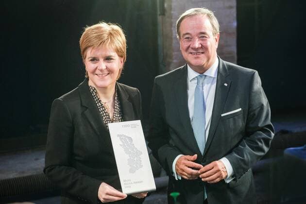 Nicola Sturgeon, die Erste Ministerin Schottlands und Armin Laschet, Ministerpräsident des Landes Nordrhein-Westfalen bei der Verleihung des M100 Media Award From Pipedream to Reality Ð Democracy and the European Public SphereÓ im Orangerieschloss in Potsdam.am 21.02.2019 Nicola Sturgeon erhält M100 Media Award in Potsdam