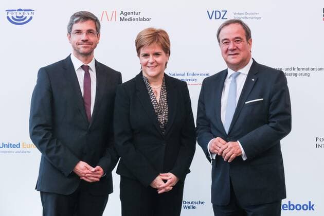 Mike Schubert, Oberbürgermeister von Potsdam, Nicola Sturgeon, die Erste Ministerin Schottlands und Armin Laschet, Ministerpräsident des Landes Nordrhein-Westfalen bei der Ankunft der Verleihung des M100 Media Award From Pipedream to Reality Democracy and the European Public Sphere im Orangerieschloss in Potsdam.am 21.02.2019 Nicola Sturgeon erhält M100 Media Award in Potsdam