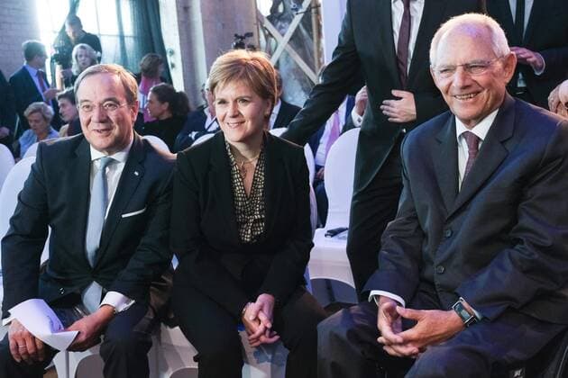 Armin Laschet, Ministerpräsident des Landes Nordrhein-Westfalen, Nicola Sturgeon, die Erste Ministerin Schottlands und Wolfgang Schäuble bei der Ankunft der Verleihung des M100 Media Award From Pipedream to Reality Democracy and the European Public Sphere im Orangerieschloss in Potsdam.am 21.02.2019 Nicola Sturgeon erhält M100 Media Award in Potsdam