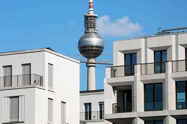 11.09.2019, Berlin Mitte. Moderne Fassaden, Neubauten für betuchte, gut zahlende Kundschaft im Zentrum. *** 11 09 2019, Berlin Mitte Modern facades, new buildings for well-heeled, well-paying clientele in the city centre