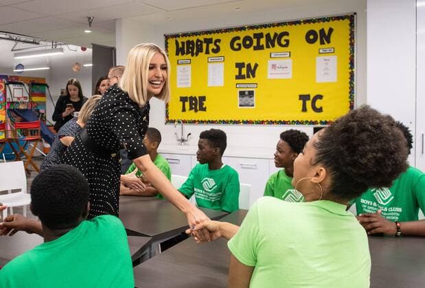 Bilder des Jahres 2019, Entertainment 09 September Entertainment Themen der Woche KW38 Entertainment Bilder des Tages News Bilder des Tages Ivanka Trump, daughter and adviser to President Donald Trump, greets students during a workshop on workplace preparedness at a Boy s and Girl s Club as part of the 3rd American Workforce Policy Advisory Board Meeting, in Washington, DC on September 18, 2019. The group toured and met at the Boy s and Girl s club to learn how the organization is educating and preparing youth for future jobs in STEM fields.  WAP20190918326 KEVINxDIETSCH