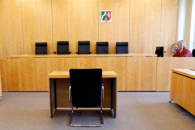 17.09.2019 Münster Oberverwaltungsgericht OVG leerer Saal vor Prozessbeginn . Richterstühle Richterstuhl leer Schriftführer Wappen , Landeswappen ,