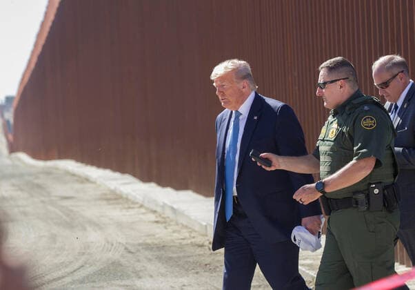 News Bilder des Tages September 18, 2019, San Diego, CA, USA: President Trump and Douglas Harrison, acting San Diego Sector Chief Patrol agent for Customs and Border Patrol, walk between the primary and secondary border fence east of the Otay Mesa Port of Entry in San Diego on Wednesday, Sept. 18, 2019. San Diego USA - ZUMAm67_ 20190918_zaf_m67_033 Copyright: xJohnxGibbinsx