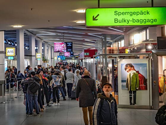 Berlin Reinickendorf OT Tegel, Flughafen Berlin Tegel TXL ; Anszehen Gate A15 Berlin
