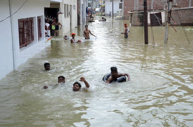 Bilder des Jahres 2019, News 09 September News Bilder des Tages September 19, 2019: Prayagraj: Flood affected people shift a safer place after their houses submerged with flooded water of river Ganga at salori area in Prayagraj(Allahabad) on Thursday, September 19, 2019. - ZUMAv115 20190919_zap_v115_007 Copyright: xPrabhatxKumarxVermax