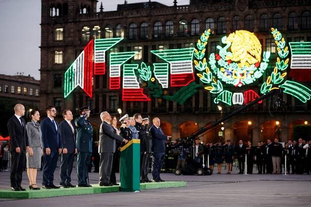 Mexican President Andres Manuel Lopez Obrador (6-L) and part of his team participate during the anniversary of the earthquakes of 1985 and 2017, in a ceremony at the Zocalo of Mexico City, Mexico, 19 September 2019. Mexico commemorates earthquakes of 1985 and 2017 !ACHTUNG: NUR REDAKTIONELLE NUTZUNG!  Copyright: xJOSExMENDEZx MEX3581 20190919-637045051255289546