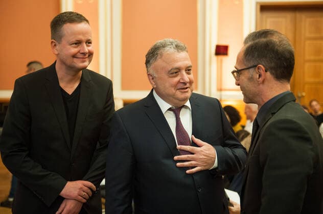 Shimon-Peres-Preis-2019, Heiko Maas Klaus Lederer, Jeremy Isscharoff, Heiko Maas Klaus Lederer, Israels Botschafter Jeremy Issacharoff und Bundesaussenminister Heiko Maas, anlässlich der Verleihung des Shimon-Peres-Preises 2019, im Festsaal des Roten Rathauses in Berlin. Shimon-Peres-Preis 2019; Peres Preis; Shimon-Peres-Preisverleihung; Klaus Lederer; Jeremy Issacharoff; Heiko Maas; Bundesaussenminister; Aussenminister Heiko Maas. Berlin Berlin Deu