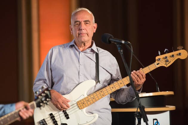 Shimon-Peres-Preis-2019, Yoni Peres Yoni Peres, Sohn von Shimon Peres, hier mit seiner Band, anlässlich der Verleihung des Shimon-Peres-Preises 2019, im Festsaal des Roten Rathauses in Berlin. Shimon-Peres-Preis 2019; Peres Preis; Shimon-Peres-Preisverleihung; Yoni Peres; Shimon Peres-Sohn; Yoni Peres Band; Time for Peace . . Berlin Berlin Deu
