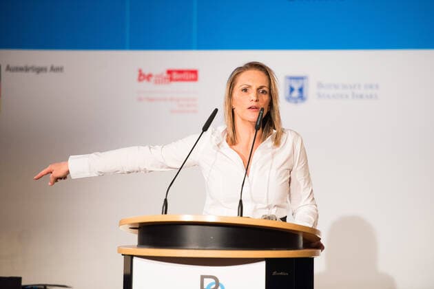 Shimon-Peres-Preis-2019; Mika Almog Mika Almog, Enkelin von Shimon Peres,anlässlich einer sehr emotionalen Rede im Rahmen der Verleihung des Shimon-Peres-Preises 2019, im Festsaal des Roten Rathauses in Berlin. Shimon-Peres-Preis 2019; Peres Preis; Shimon-Peres-Presverleihung; Mika Almog; Shimon-Peres-Enkelin; Emotionale Rede. Berlin Berlin Deu