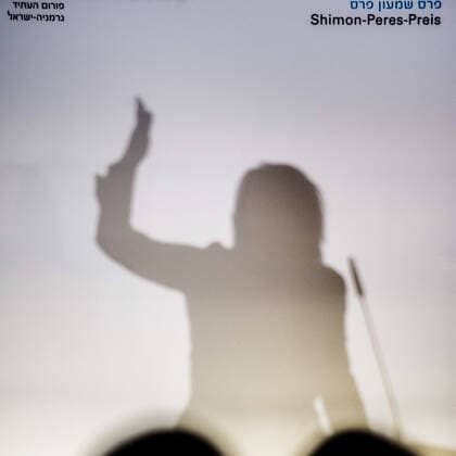 Shimon-Peres-Preis-2019; Mika Almog Mika Almog, Enkelin von Shimon Peres, als Schatten Silhouette, anlässlich einer sehr emotionalen Rede im Rahmen der Verleihung des Shimon-Peres-Preises 2019, im Festsaal des Roten Rathauses in Berlin. Shimon-Peres-Preis 2019; Peres Preis; Shimon-Peres-Preisverleihung; Mika Almog; Shimon-Peres-Enkelin; Emotionale Rede; Schatten; Silhouette. Berlin Berlin Deu
