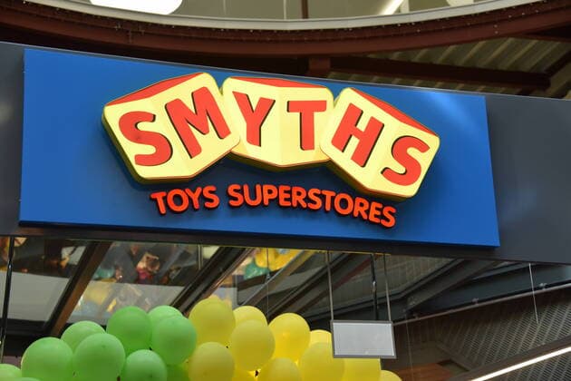Logo, Schriftzug am Eingang einer Filiale von Smyths Toys Superstores, Europas größter Händler für Spielwaren und Babyartikel