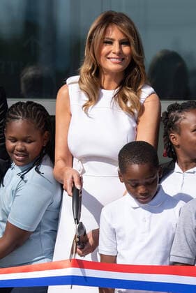 Bilder des Jahres 2019, Entertainment 09 September Entertainment Themen der Woche KW38 Entertainment Bilder des Tages First Lady Melania Trump participates in a ribbon cutting ceremony to reopen the Washington Monument in Washington, DC on Thursday, September 19, 2019. The Monument has been closed on and off for renovations and repairs following damage from the 2011 earthquake.  WAP20190919330 KEVINxDIETSCH
