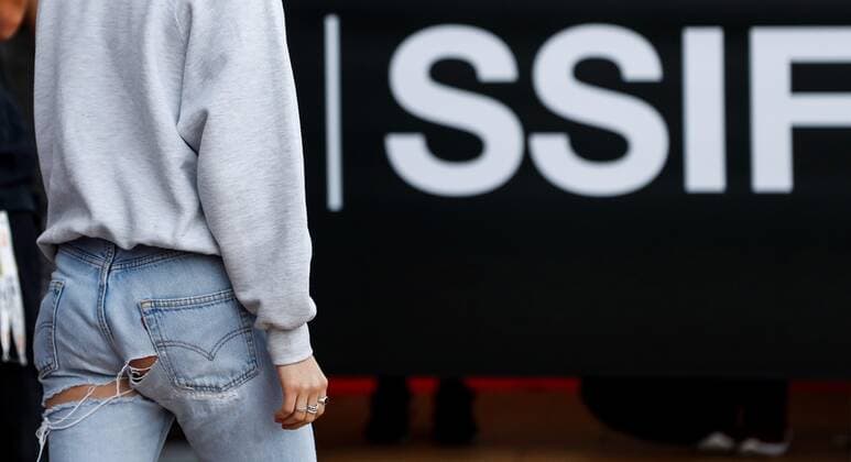 Bilder des Jahres 2019, Entertainment 09 September Entertainment Themen der Woche KW38 Entertainment Bilder des Tages US actress Kristen Stewart poses for the media upon arrival at her hotel before 67th San Sebastian Film Festival, in San Sebastian, Basque Country, Spain, 19 September 2019. 67th San Sebastian Film Festival runs on 20 September 2019. Kristen Stewart arrives 67th San Sebastian Film Festival !ACHTUNG: NUR REDAKTIONELLE NUTZUNG!  Copyright: xJavierxEtxezarretax GRAFCAV8094 20190919-637045203316473529